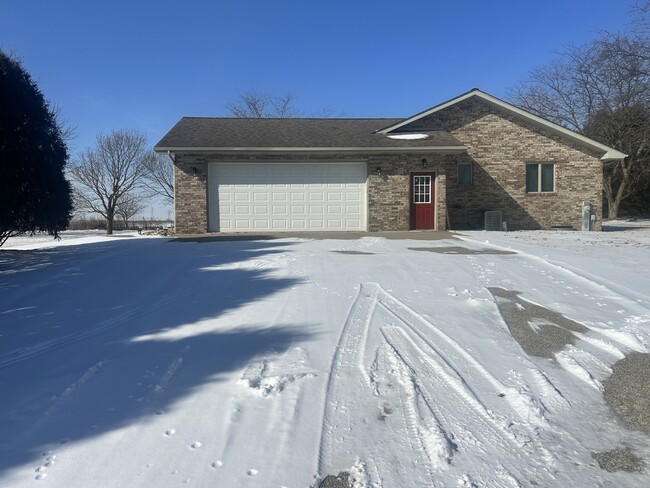 1719 N 2450th Rd in Ottawa, IL - Building Photo - Building Photo