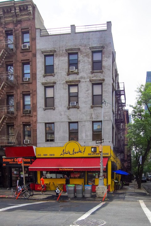 381 W 51st St in New York, NY - Building Photo