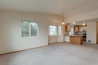 485 SW Bayshore Dr in Oak Harbor, WA - Building Photo - Building Photo