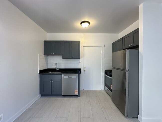 1319.5 W Estes Ave in Chicago, IL - Building Photo - Building Photo