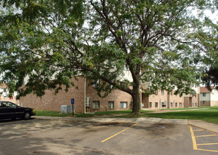 Ottawa Cove Apartments in Toledo, OH - Building Photo - Building Photo