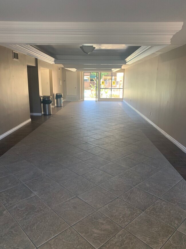 17900 Sherman Way, Unit 320 in Reseda, CA - Foto de edificio - Building Photo