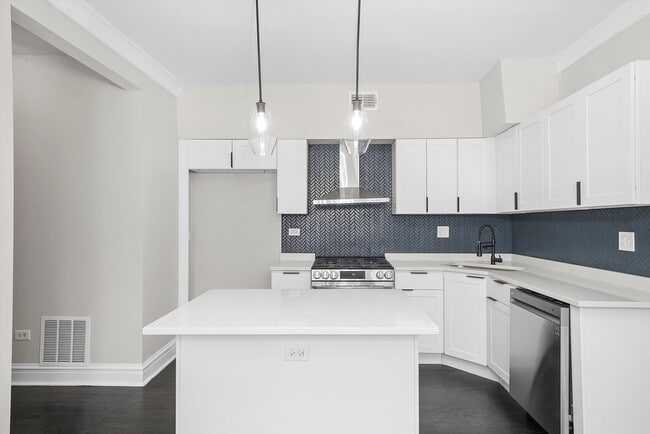 3564 W Lyndale St in Chicago, IL - Building Photo - Building Photo