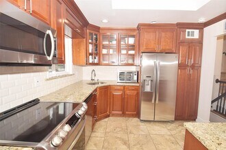 51 Whitman Ave in Syosset, NY - Building Photo - Building Photo