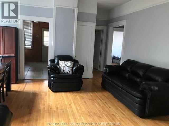 3338 Sandwich St. in Windsor, ON - Foto de edificio - Building Photo