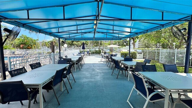 2650 S Course Dr, Unit 401 in Pompano Beach, FL - Foto de edificio - Building Photo