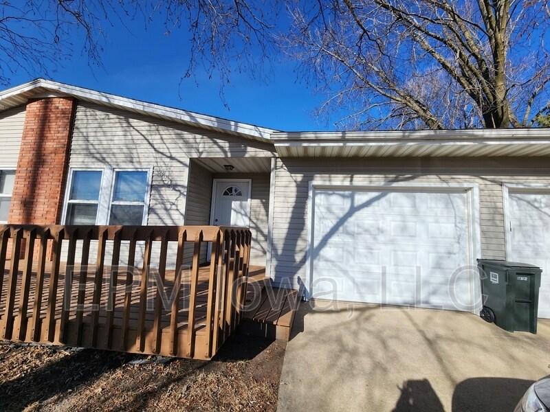 2209 W 4th St in Cedar Falls, IA - Foto de edificio