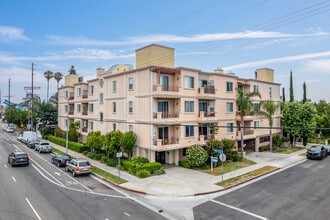 Califa Court in Valley Village, CA - Foto de edificio - Building Photo