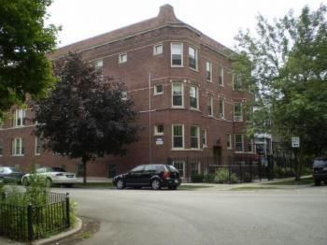 2435 N Spaulding Ave, Unit 2455-G in Chicago, IL - Building Photo - Building Photo