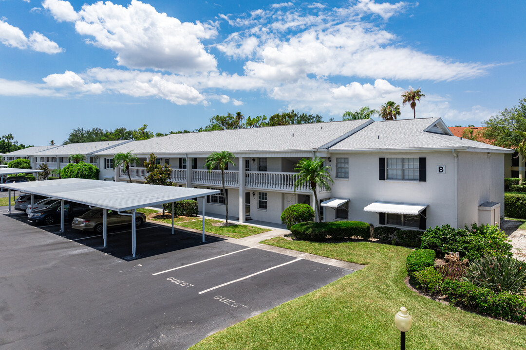 Lake Lawn Condominiums in Ft. Myers, FL - Building Photo