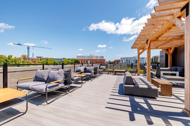 Le Cent Dix in Verdun, QC - Building Photo - Building Photo
