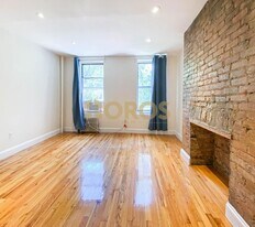 335 E 10th St in New York, NY - Building Photo