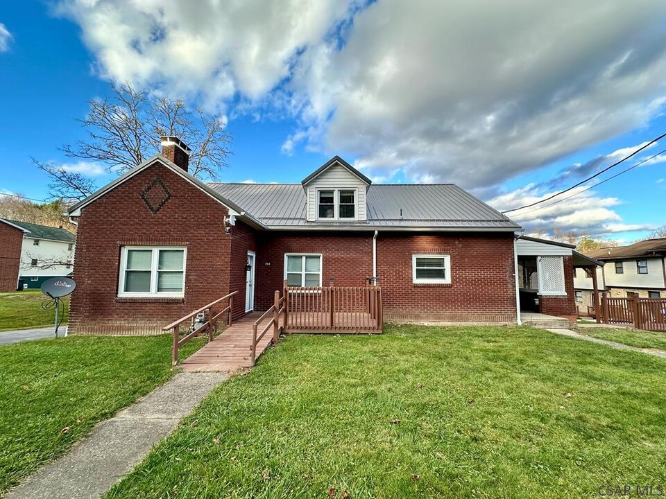 454 Harshberger Rd in Johnstown, PA - Foto de edificio