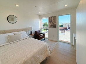 1929 N Commonwealth Ave, Unit 201 in Los Angeles, CA - Building Photo - Building Photo