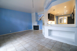 2736 Dunstan Dr in Tustin, CA - Foto de edificio - Building Photo