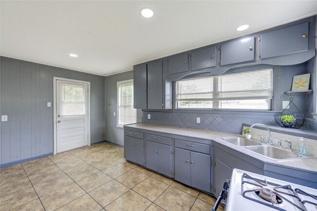 property at 2205 Kingsdale Dr