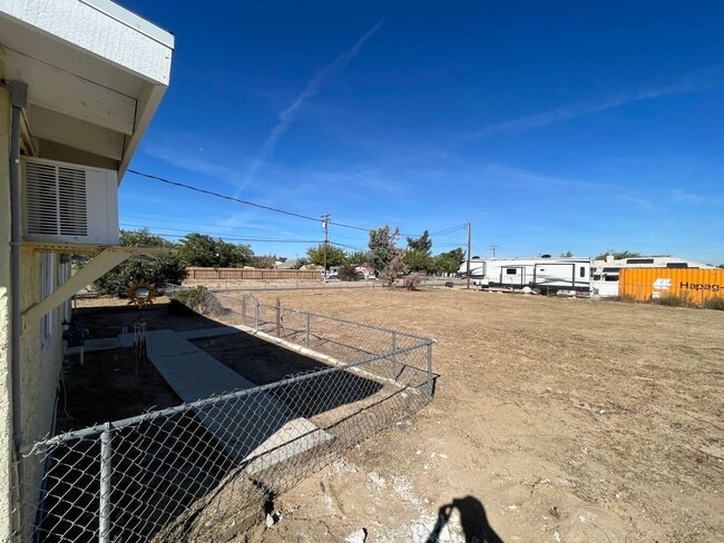 18292 Danbury Ave in Hesperia, CA - Building Photo - Building Photo
