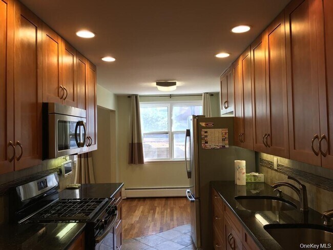 81 Kearsing Pkwy in Monsey, NY - Building Photo - Building Photo