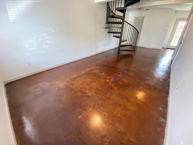 329 E Sale Rd in Lake Charles, LA - Building Photo - Building Photo