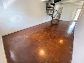 329 E Sale Rd in Lake Charles, LA - Foto de edificio - Building Photo