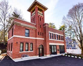 2044 Beacon St, Unit 2 in Waban, MA - Foto de edificio - Building Photo