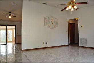 916 Spring St NW in Palm Bay, FL - Foto de edificio - Building Photo