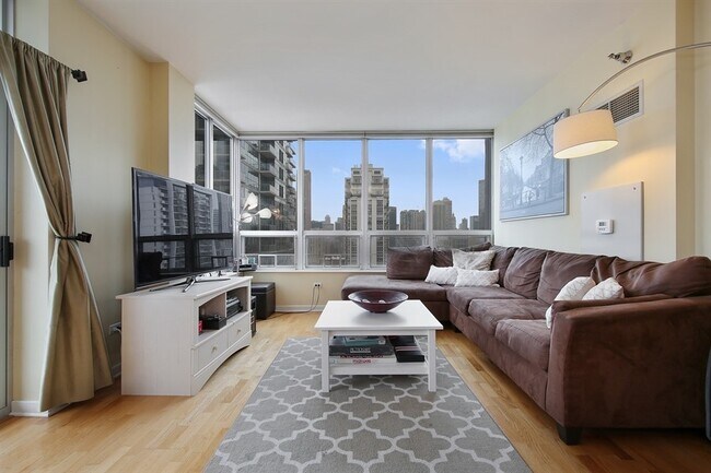330 W Grand Ave in Chicago, IL - Building Photo - Building Photo