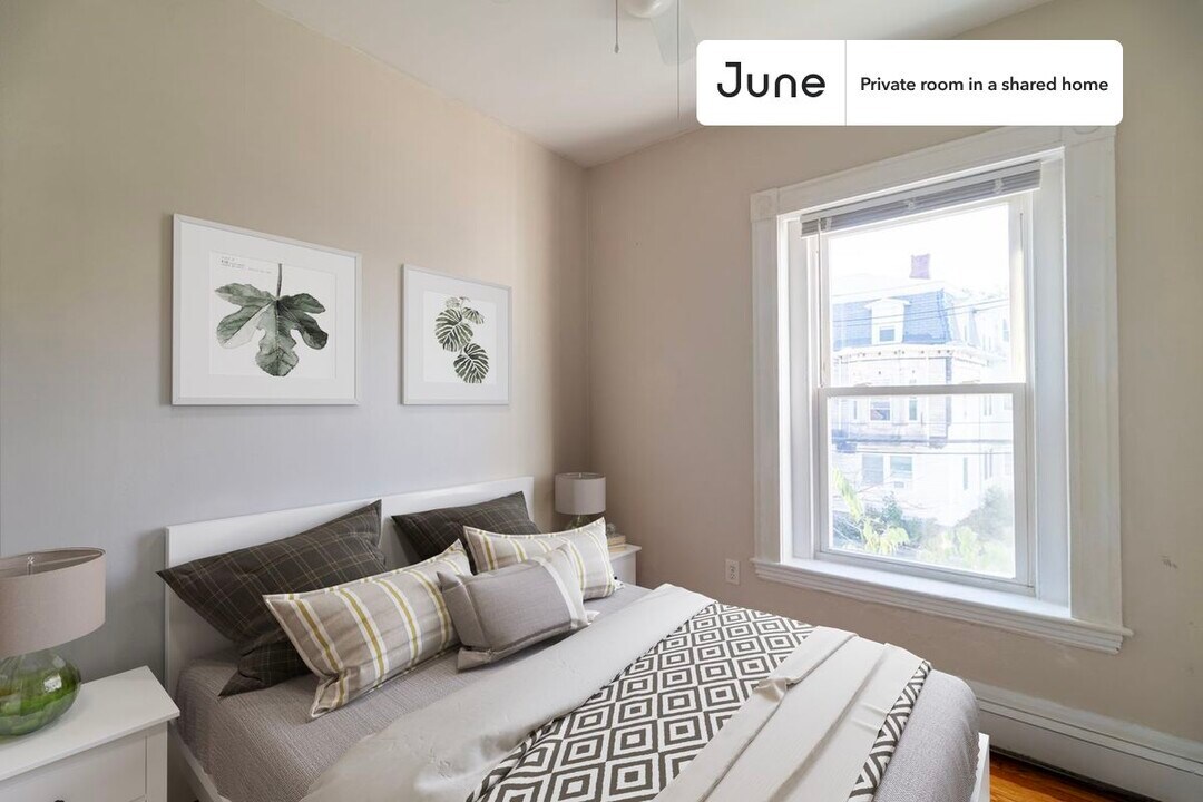 Private bedroom in 4 bed/2 bath Home in Boston, MA - Building Photo