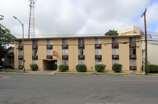 Metro House Apartments in San Antonio, TX - Foto de edificio - Building Photo