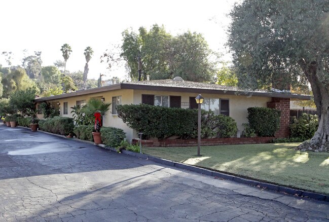 Juniper Commons in Escondido, CA - Foto de edificio - Building Photo