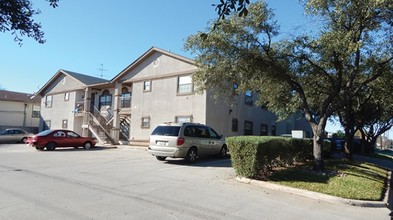 Beverly Apartments in Laredo, TX - Foto de edificio - Building Photo