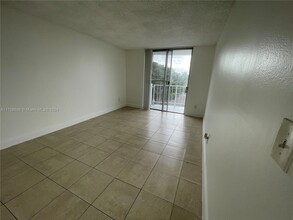 494 NW 165th St in Miami, FL - Building Photo - Building Photo