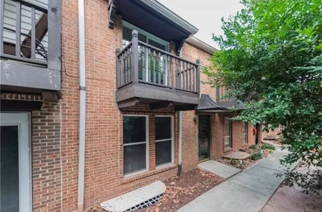 Room in Townhome on Cardigan Cir in Atlanta, GA - Building Photo - Building Photo