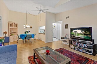 3161 Lake Pine Way S in Tarpon Springs, FL - Building Photo - Building Photo