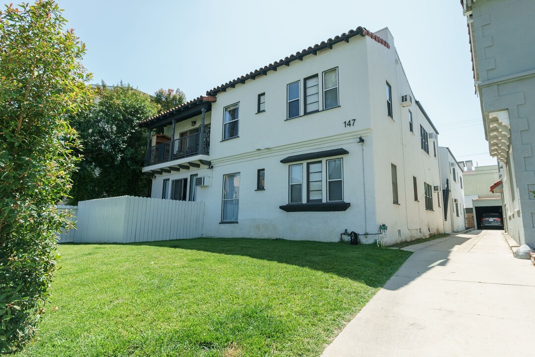 147 North Hamilton Drive in Beverly Hills, CA - Foto de edificio