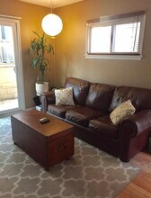 223 40th St, Unit B in Manhattan Beach, CA - Building Photo - Building Photo