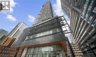 39 Roehampton Ave in Toronto, ON - Building Photo