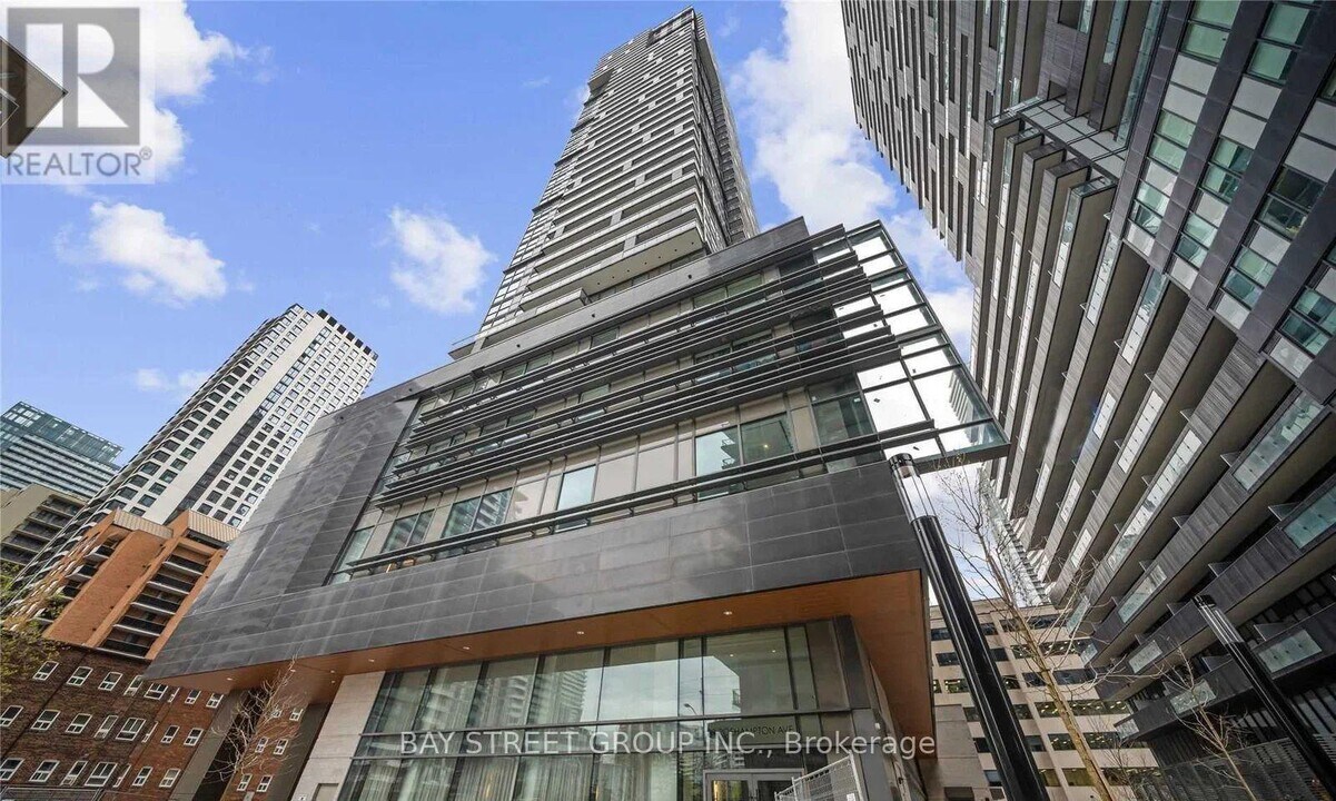 39 Roehampton Ave in Toronto, ON - Building Photo