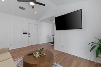 6903 Deatonhill Dr in Austin, TX - Building Photo - Building Photo
