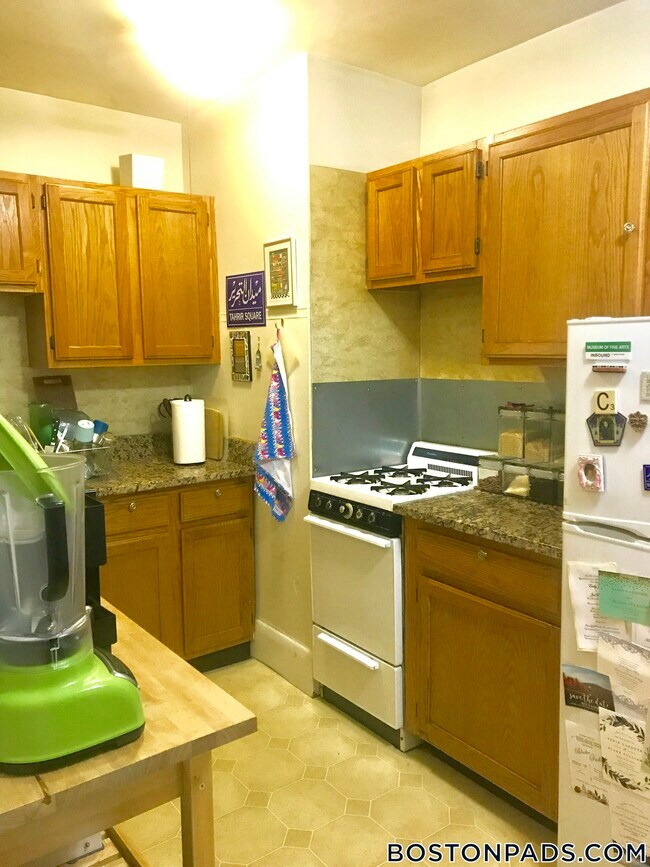 349 Pleasant St, Unit C-6 in Malden, MA - Foto de edificio - Building Photo