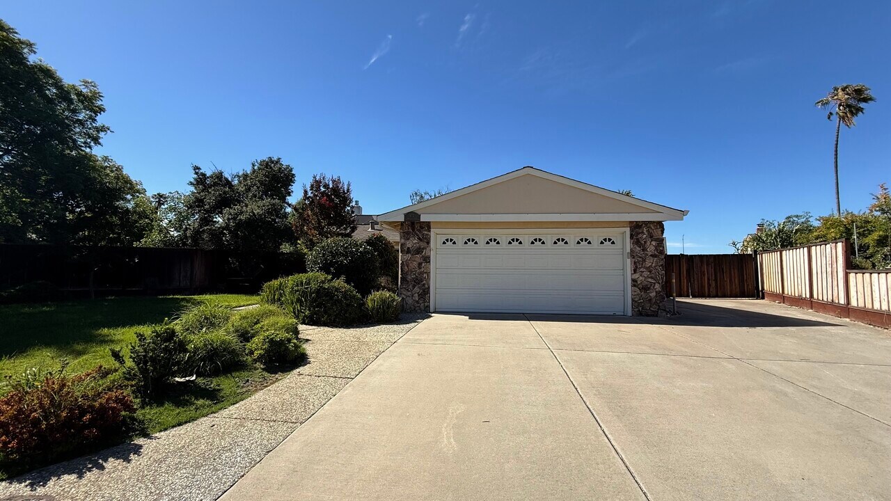672 Swallow Dr in Livermore, CA - Building Photo