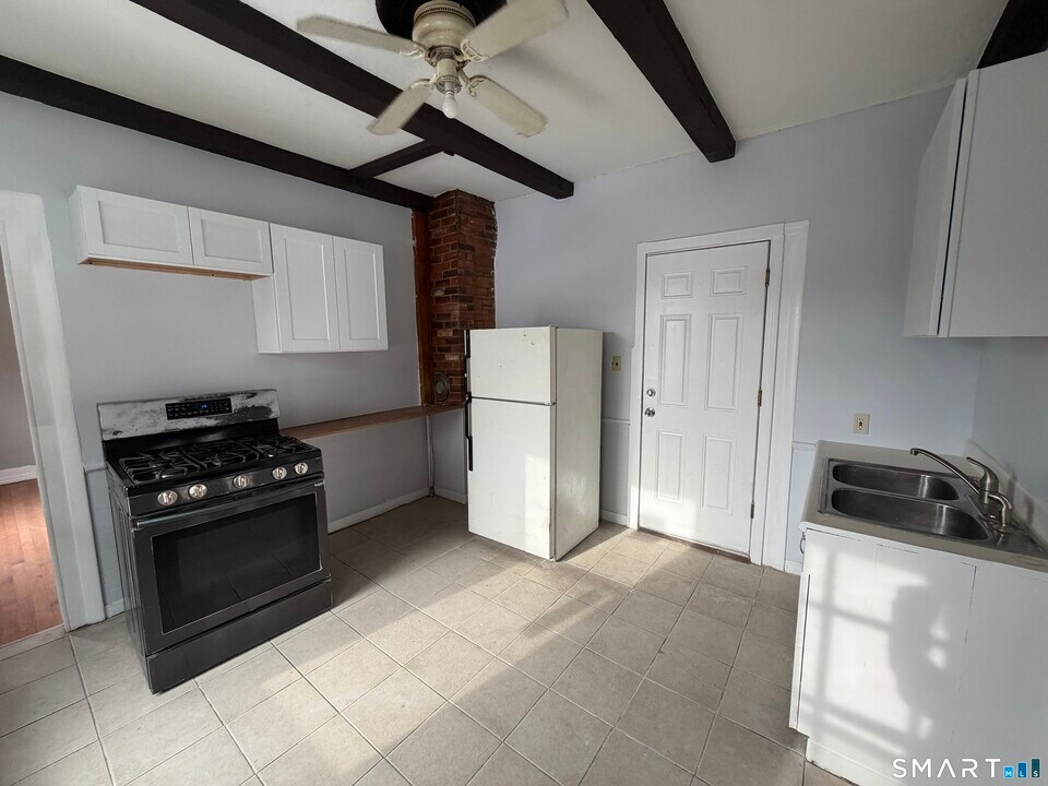 571 Baldwin St in Waterbury, CT - Building Photo