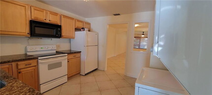 560 SE 23rd Ave in Pompano Beach, FL - Foto de edificio - Building Photo