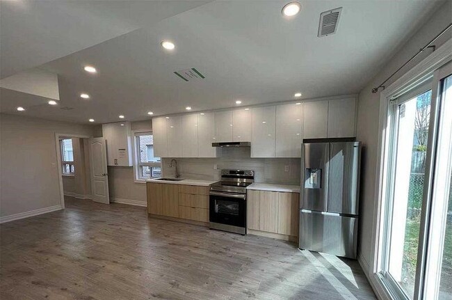 92 Heatherside Dr in Toronto, ON - Building Photo - Building Photo