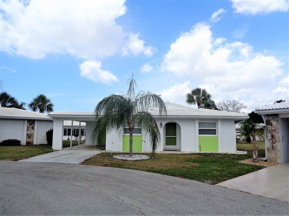 371 Circlewood Dr in Venice, FL - Foto de edificio