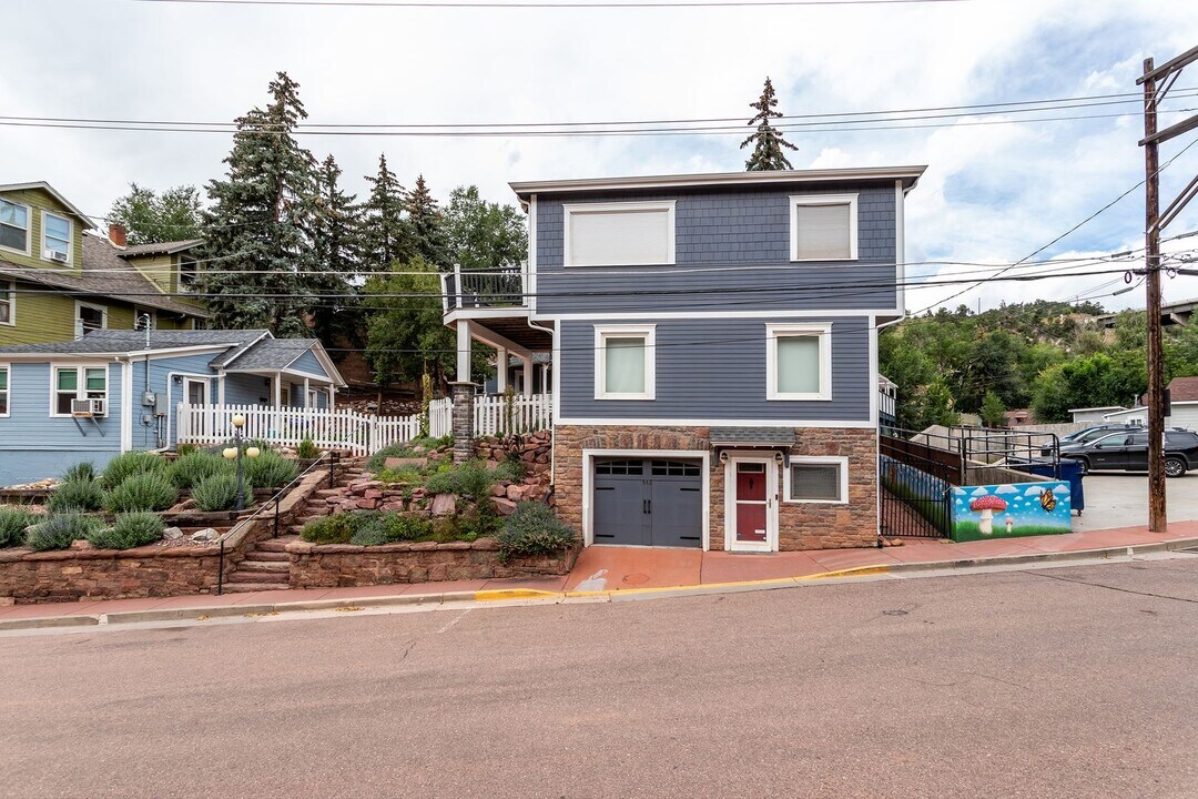 513 Cañon Ave in Manitou Springs, CO - Building Photo
