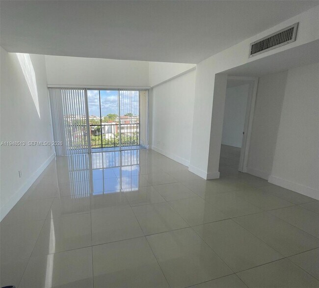 8840 Fontainebleau Blvd in Miami, FL - Building Photo - Building Photo