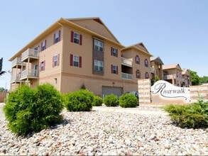 Riverwalk Apartments in Lansing, MI - Foto de edificio - Building Photo