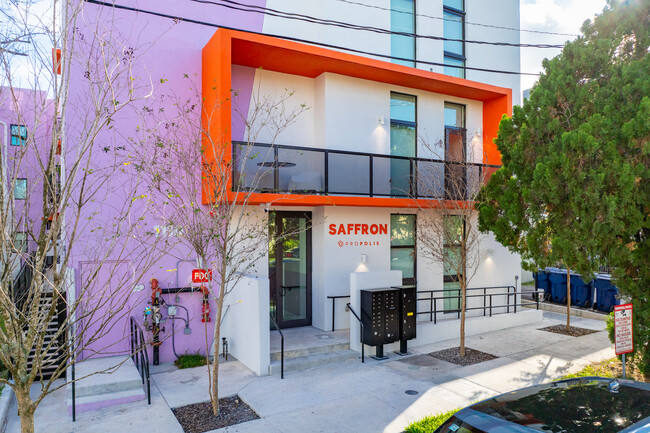 Saffron Apartments in Miami, FL - Foto de edificio - Building Photo