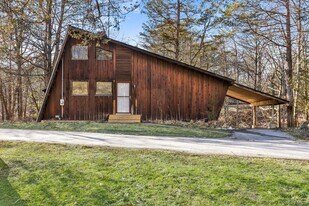 304 Lake Lodge Dr in Pleasant Valley, NY - Building Photo